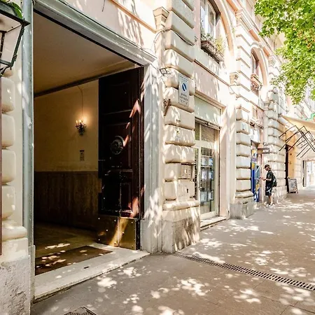 Trastevere Luxury 2br Piazza San Cosimato View דירה *