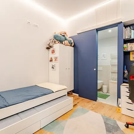 Trastevere Luxury 2br Piazza San Cosimato View דירה
